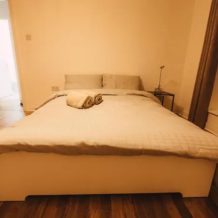 Goldenglow 15 Min Airport Apartment