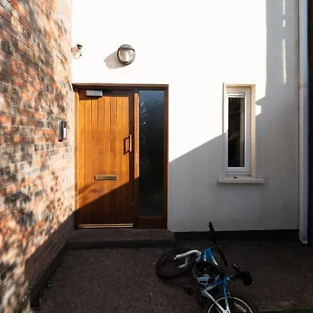 Goldenglow 15 Min Airport Apartment