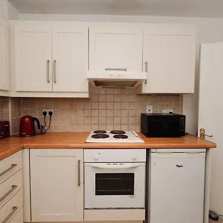 Goldenglow 15 Min Airport Apartment *