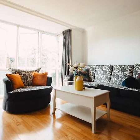 Goldenglow 15 Min Airport Apartment *