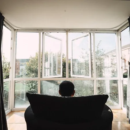 Апартаменты Goldenglow 15 Min Airport