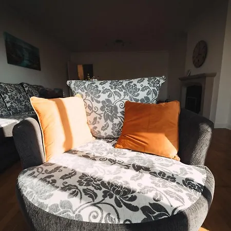 Goldenglow 15 Min Airport Apartment