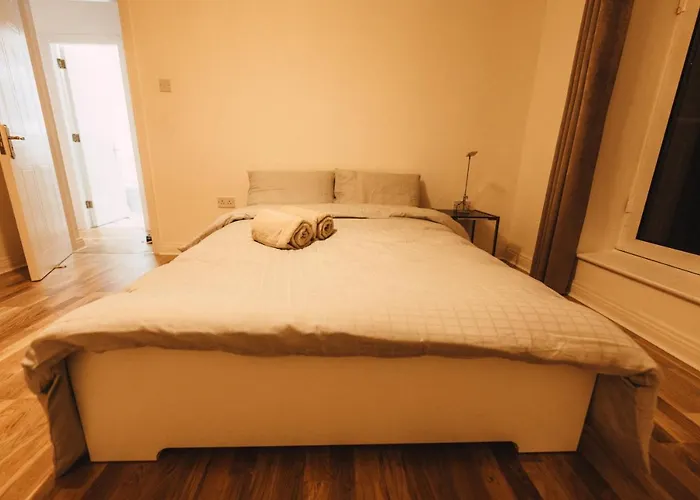 Goldenglow 15 Min Airport Апартаменты