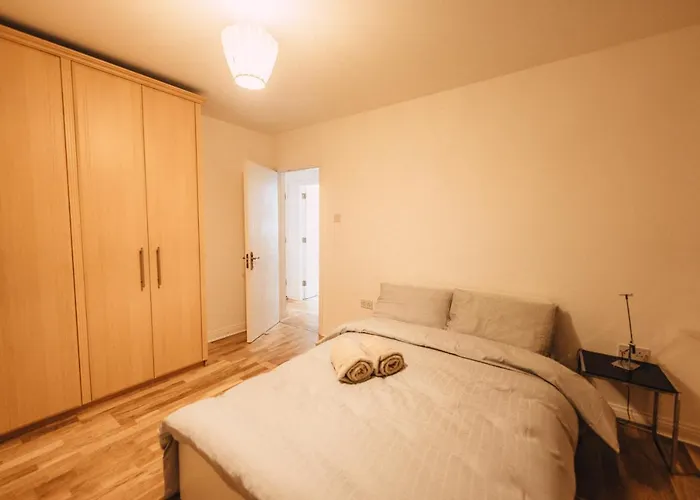 Goldenglow 15 Min Airport *