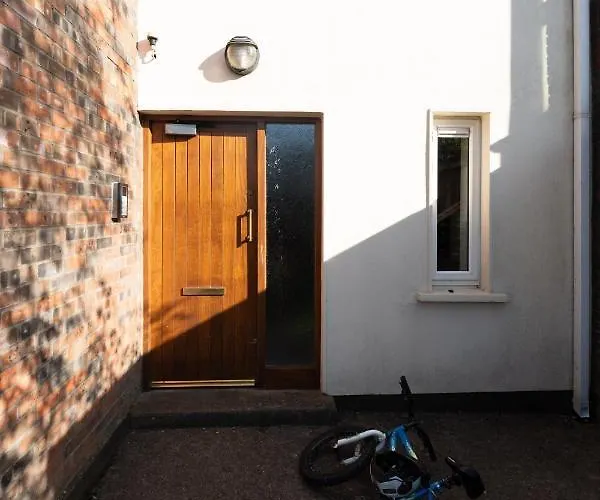 Goldenglow 15 Min Airport Апартаменты