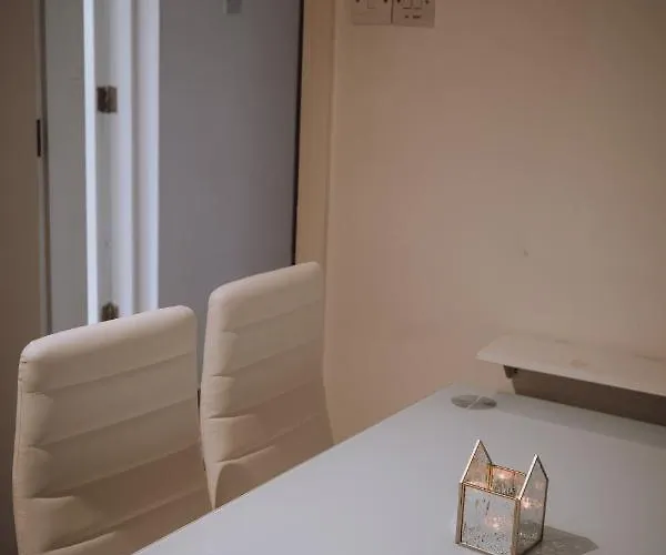 Апартаменты Goldenglow 15 Min Airport *