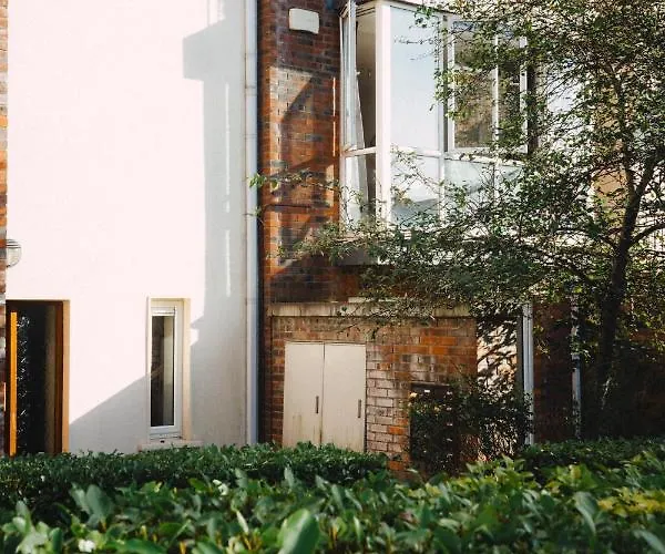 Goldenglow 15 Min Airport